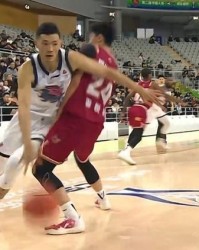 开云-李悦洲登场9分钟4犯规惹争议 媒体人：在一队得虚心一点 光耍帅不行